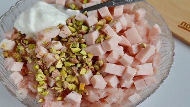 Куриный террин с брусникой ветчиной и фисташками