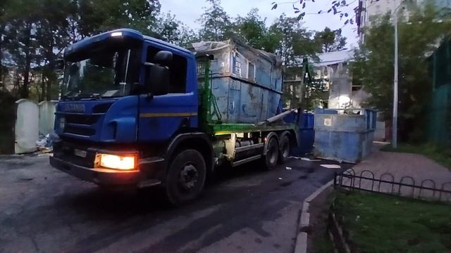 утренний вывоз контейнеров с мусором
