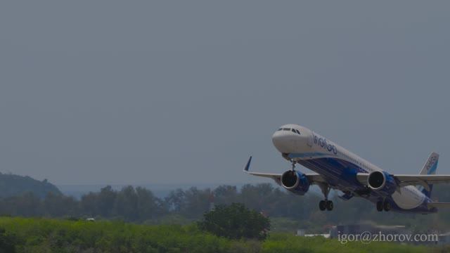 Эйрбас А321 авиакомпании IndiGo взлетает из аэропорта Пхукет.