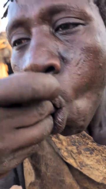 Охотник африканского племени решил перекусить позади охотника хижина в которой живут жители племени