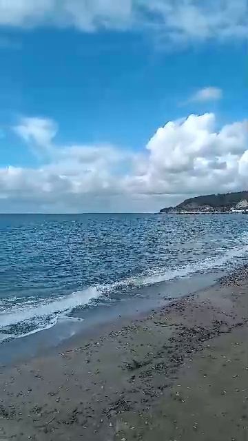 Лермонтов море пляж волны и пустой пляж