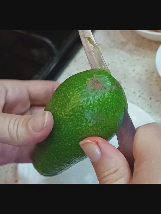 Яичница в микроволновке с авокадо 🥑 и соусом. Бутерброд.