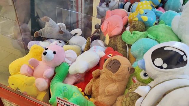 Достаем игрушки в аппарате, играем в игрушки, смешные игрушки из аппарата, Мега игрушки в аппарате