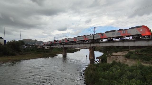 Туапсе. Ласточка из Сочи проходит по мосту над рекой. 13.09.25.