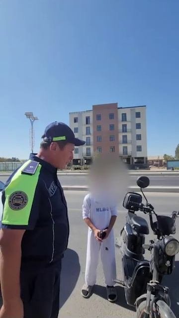12 ёшли бола автомобиль йўлида скутер бошқараётган вақтида тўҳтатилиб, ота-онасига топширилди