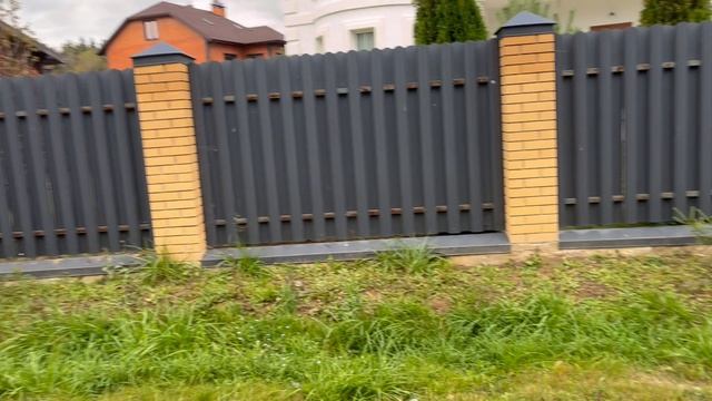Забор евро штакетник серый столбы кирпич желтый основание  бетон фундамент