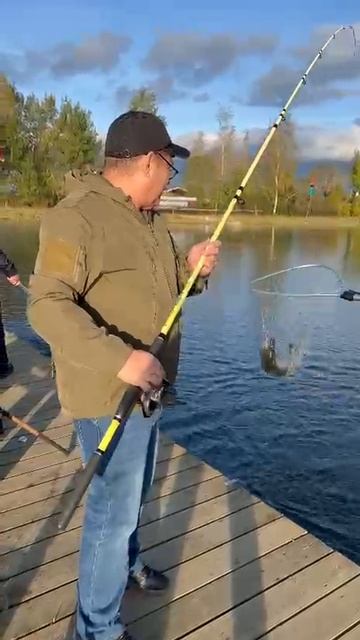 Клюнула хорошенькая форелька.