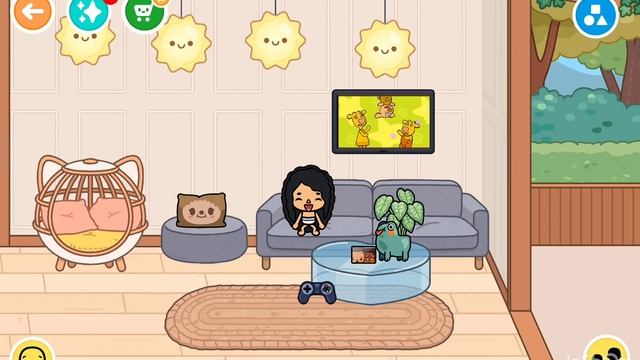 девочка смотрит оранжевую корову