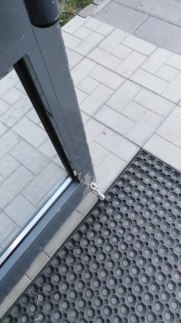 Упоры подъездных дверей