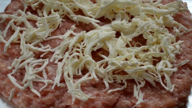 Мясной рулет с грибами и сыром