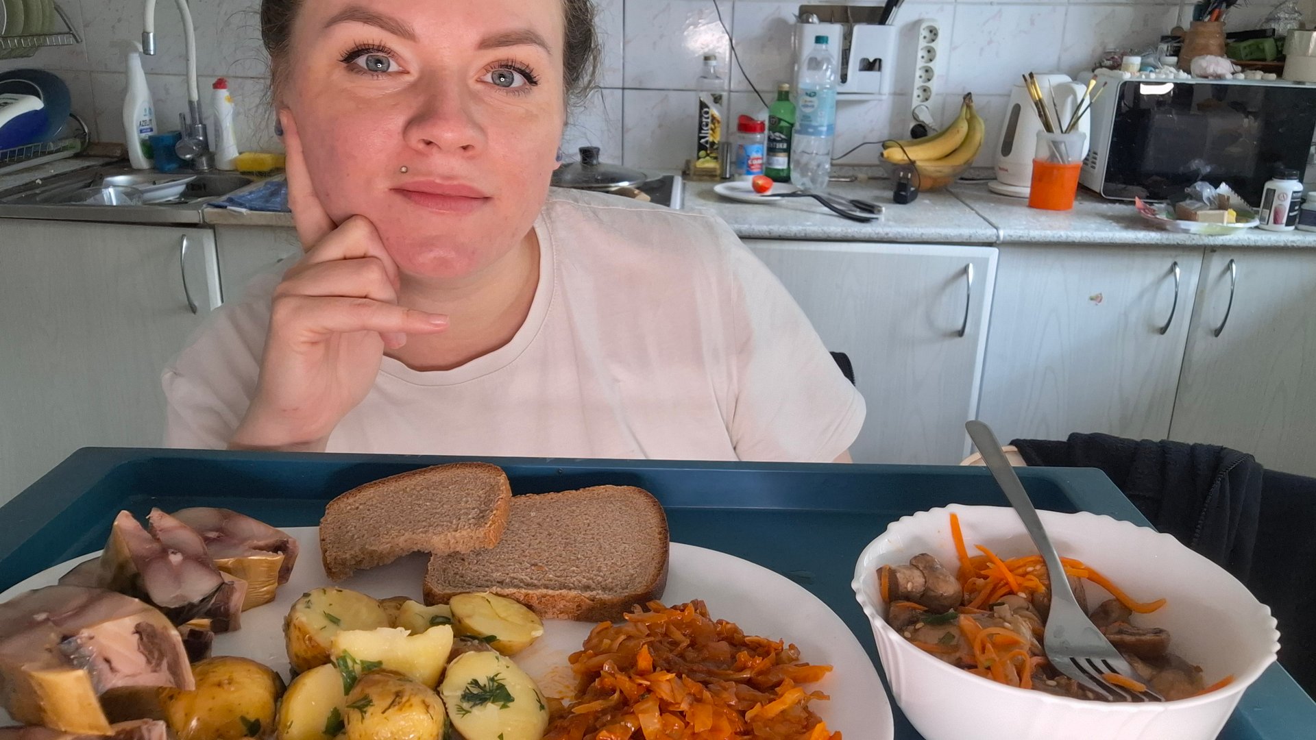 Мукбанг Скумбрия с картошечкой, грибочки и тушёная капуста| Пошлите поболтаем и поедим #Мукбанг