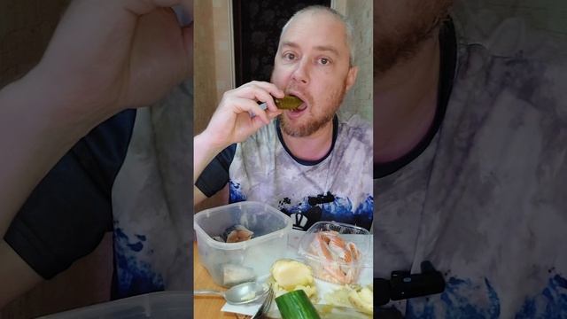 Антоха хавает брюшки сёмги и малосольную скумбрию с картохой #мукбанг #еда