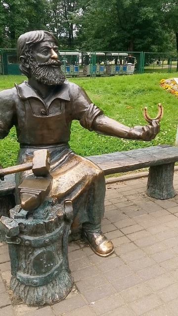 Скобарь, от слова скоба(подкова), он же кузнец, или просто житель Пскова!)