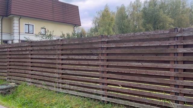 Деревянный забор вертикальный столбы металл