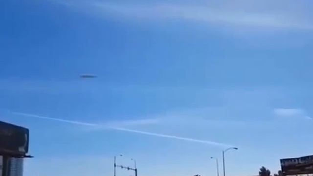 Сигарообразный корабль сняли туристы из Лас-Вегаса.