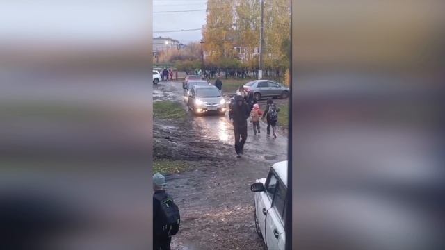 В школу - по грязи