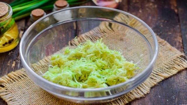 Кабачковые оладьи с брынзой