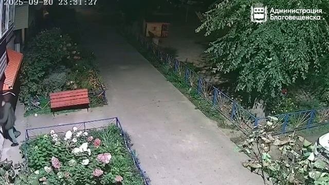 Злоумышленник наносит надпись на дом в Благовещенске.