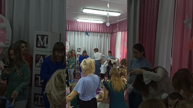 Танец с мамами на 8-е марта!