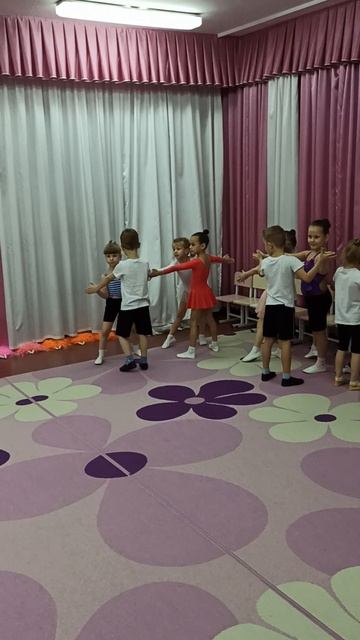 Урок танцев в детском садике.