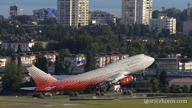 Боинг 747 авиакомпании Россия взлетает из аэропорта Адлер в лучах закатного солнца.