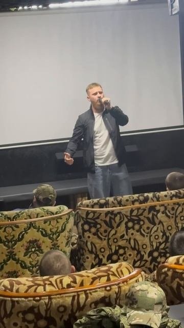 Братик, давай мы вспомним тех пацанов, что за лентой…