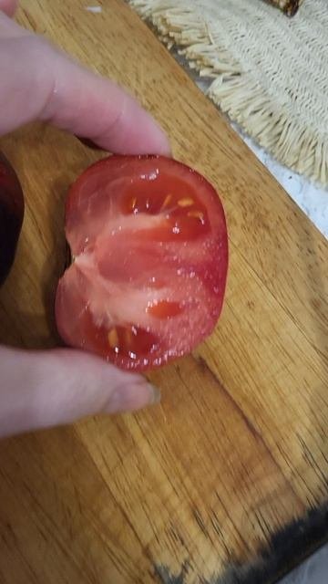 Томат розовый тигр сибирский в разрезе