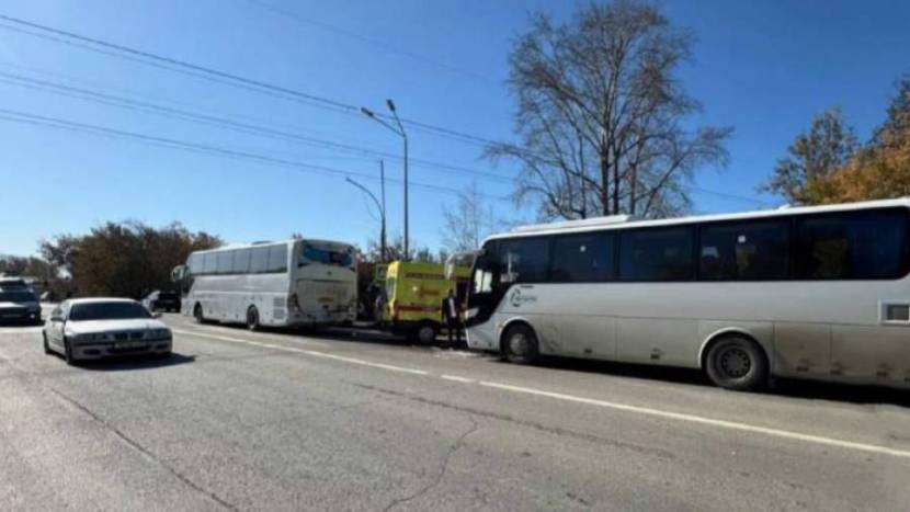 В Екатеринбурге в результате столкновения двух автобусов пострадали 14 человек