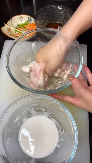 Красивая азиатка в колготках на каблуках готовит на кухне