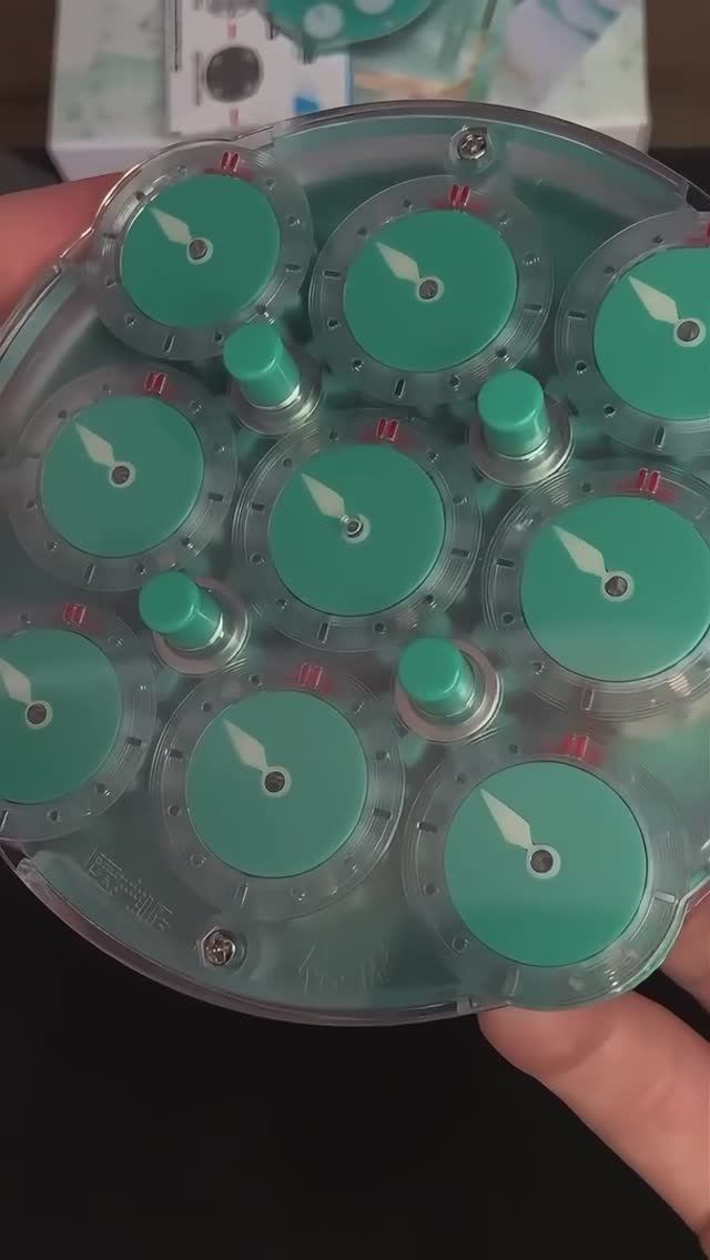 QiYi показали распаковку Clock Emerald!