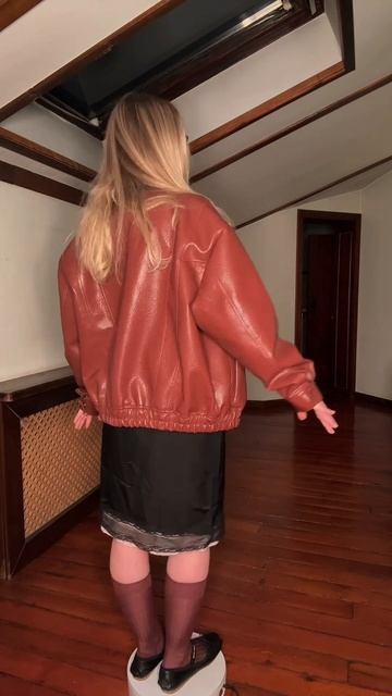 ✨ Стиль в деталях ✨
Сегодня мой образ — бордовая кожаная куртка, уютный свитер в рубчик и женственна