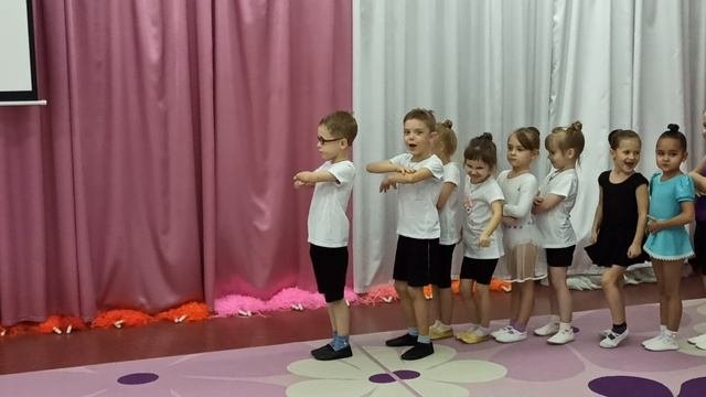 Когда пришла мама на занятие - успевают послать ей воздушный поцелуй