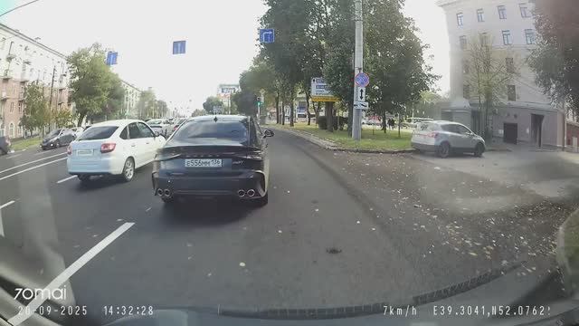 Вроде водитель не нарушил ПДД, но всё равно редиска!