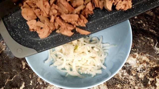 Очень вкусный салат из куриной печени с маринованным луком. Обзор.