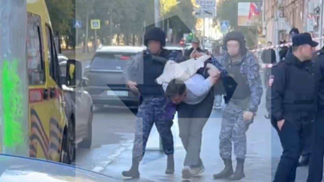 РЕН ТВ публикует кадры задержания мужчины, зарезавшего начальницу в Сбербанке