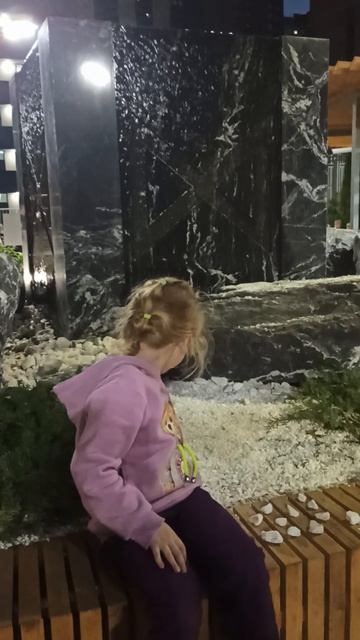 Я сижу на лавочке - ла-ла-ла складываю камушки - да-да-да