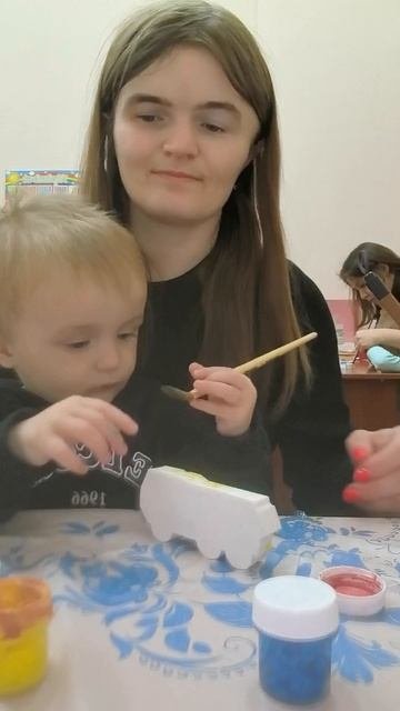 Милан сам расписывает гипсовые фигурки