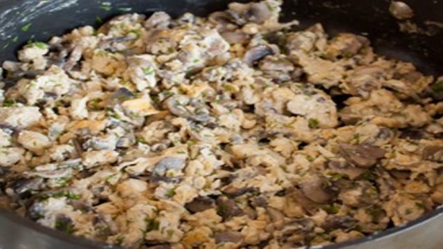 Кальмар фаршированный грибами и яйцом