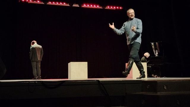 Во время спектакля.....