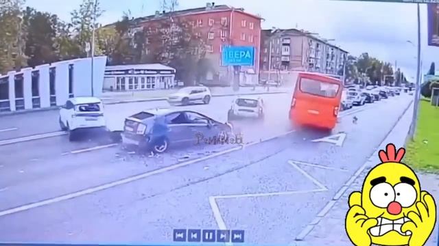 восемь машин в хлам, в том числе маршрутный автобус, есть пострадавшие