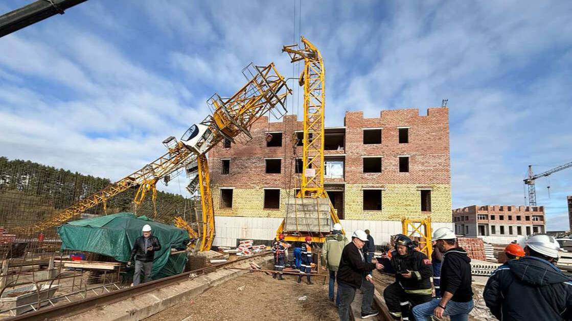 Пять человек пострадали при падении башенного крана в Уфе