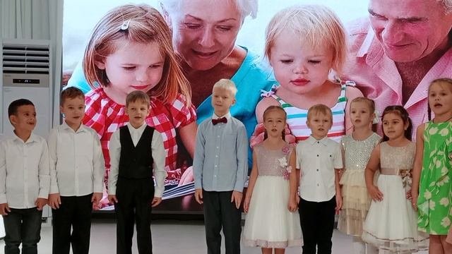 Бабушка и дедушка – хранители тепла, мудрости и традиций, делающих детство незабываемым.