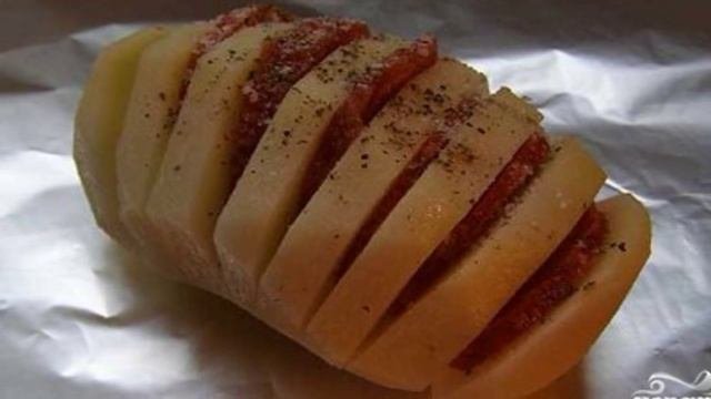 Картошка с колбасой и сыром в духовке