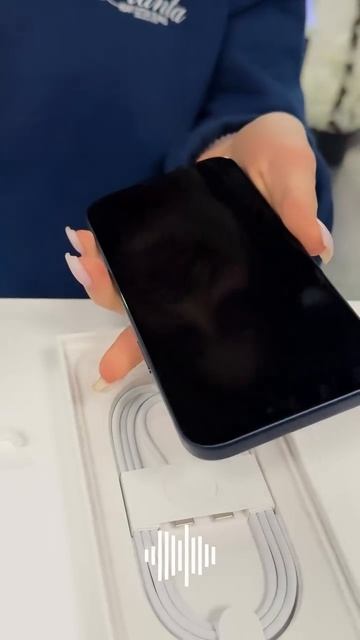 На одну счастливую обладательницу новинки – IPhone 17 Pro стало больше! Какой красивый цвет – глу...