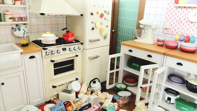Расставляем предметы по местам на мини-кухне. Расслабляющее видео