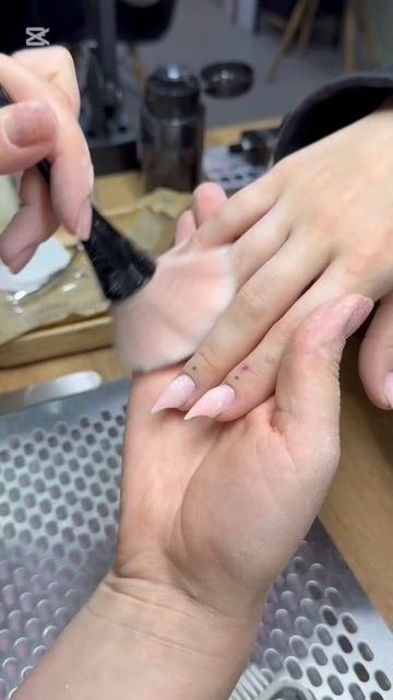 Мне бывает грустно от того что на когти ходит всего 1 клиент  хотелось бы больше 