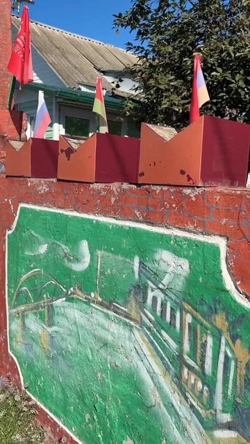 Забор в виде кремлевской стены
