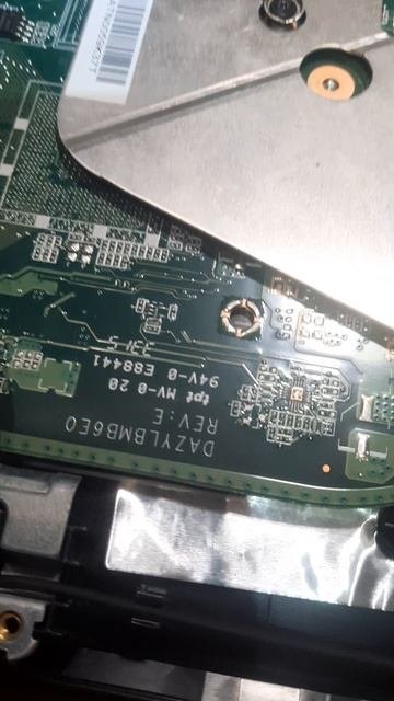Acer Aspire ES1-731 Материнская плата ноутбука DAZYLBMB6E0. Воткнули зарядку от электросамоката.