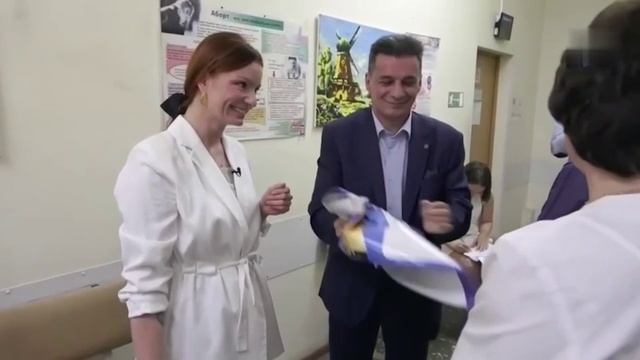 Чиновник сорвал и растоптал плакат о способах контрацепции в женской консультации !!!