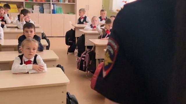 Сотрудники Культурного центра МВД провели увлекательное занятие с первоклассниками